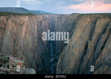 Les murs de canyon et de la rivière Gunnison Exclamation (rive nord), Parc National Black Canyon of the Gunnison, Colorado USA Banque D'Images