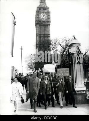 Avril 23, 1968 - mars Dockers sur chambre des communes : plusieurs centaines de dockers de Londres ont marché sur la Chambre des communes aujourd'hui, à l'appui de M. Enoch Powell, le porte-parole de la défense conservateur licenciés, et pour protester contre la loi sur les relations raciales du Gouvernement. Photo montre : Dockers vu en arrivant à la Chambre des communes aujourd'hui - dont certains sont des banderoles. Banque D'Images