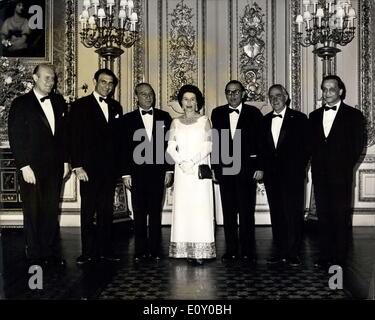 23 avril 1968 - Cento réduite pour la Reine : Windsor : La Reine Elizabeth II en photo avec vous elle recevait à dîner au château de Windsor ce soir après la réunion d'aujourd'hui du Cento Conseil ministériel. De gauche à droite : M. Nicholas Katzenbach des États-Unis ; M. Ardeshir Zahedi, le Ministre iranien des affaires étrangères ; M. Turgut Menemencioglu, Secrétaire général de l'opérateur ; la Reine ; M. Ishan Sabri Caglayangil, le ministre turc des affaires étrangères, le Ministre britannique des affaires étrangères, M. Michael Stewart ; et M. S. K. Dehlavi, Haut-Commissaire pour le Pakistan. Banque D'Images