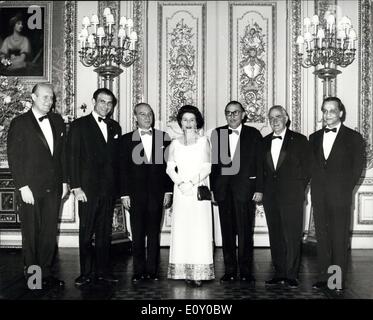 24 avril 1968 - Cento réduite pour la Reine : Windsor : La Reine Elizabeth II en photo avec vous elle recevait à dîner au château de Windsor ce soir après la réunion d'aujourd'hui du Cento Conseil ministériel. De gauche à droite : M. Nicholas Katzenbach des États-Unis ; M. Ardeshir Zahedi, le Ministre iranien des affaires étrangères ; M. Turgut Menemencioglu, Secrétaire général de l'opérateur ; la Reine ; M. Ishan Sabri Caglayangil, le ministre turc des affaires étrangères, le Ministre britannique des affaires étrangères, M. Michael Stewart ; et M. S. K. Dehlavi, Haut-Commissaire pour le Pakistan. Banque D'Images