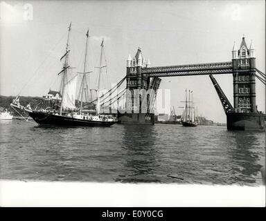 27 avril 1968 - les Schooners arrivent dans la piscine de Londres : les Schooners Topsail de la Sail Training Association ''Sir Winston Churchill'' et ''Malcolm Miller'' tous deux 300 tonnes ont navigué dans le port de Londres hier pour une visite jeudi- le public sera autorisé    les navires à partir d'aujourd'hui jusqu'à lundi. Images montrent : Sir Winston Churchill entrant dans la piscine de Londres suivi de Malcolm Miller, passant sous Tower Bridge , pour leur visite de 11 jours. Banque D'Images