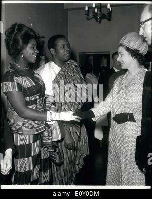 01 mai 1968 - 1er mai 1968, la Reine et le duc d'Édimbourg visitent les chevrons Club. Sa Majesté la Reine et le duc d'Édimbourg ont visité hier soir les chevrons Club. Sa Majesté la Reine que la princesse Elizabeth a ouvert les clubs locaux actuels en 1948. Le club a été créé en 1918 pour N.C.O.'s des Forces armées de l'Empire britannique. Photo montre : SA MAJESTÉ LA REINE serrant la main de M. et Mme W.S. Asante du Ghana, au club hier soir. Banque D'Images