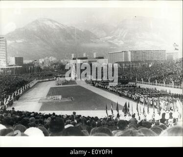 10 févr. 08, 1968 - L'ouverture des Jeux Olympiques d'hiver. Montre Photo : vue générale de la scène à Grenoble à l'ouverture de la 10e Jeux Olympiques d'hiver. Au centre le drapeau olympique peut être vu. Banque D'Images