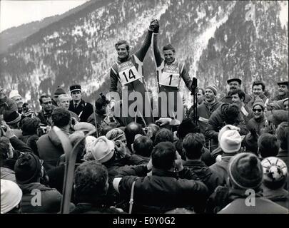 09 février 1968 - Jean-Claude Killy et Guy Perillat après des victoires en descente APRESS.com Banque D'Images