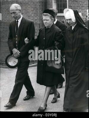 Mai 05, 1968 - Funeral of heart donateur Patrick Ryan. : Les funérailles ont eu lieu aujourd'hui de Patrick Ryan, la Grande-Bretagne;s premier donateur coeur - après un service à Sydenham, il fut enterré à Hutres cimetière vert. Photo montre Patrick Ryan's mère et père sont vu quitter l'église à Sydenham où le service a eu lieu aujourd'hui. Banque D'Images