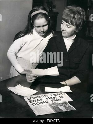 Mai 05, 1968 - L'épouse de chef de l'équipe de transplantation cardiaque à la maison ; sur la photo, Mme Dorothy Ross, épouse de M. Donald Ross, 45 ans, le chirurgien sud-africain qui a dirigé l'équipe qui a effectué la première greffe cardiaque à son fonctionnement Hampstead accueil aujourd'hui, fille de 9 ans avec Janet, la lecture des télégrammes de félicitations. Banque D'Images