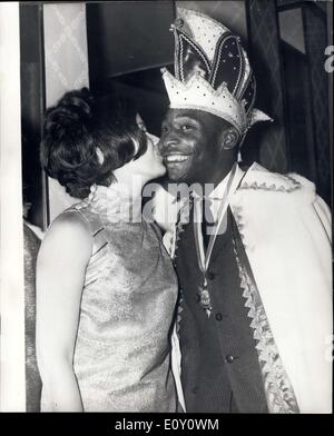 23 février 1968 - PELE - le roi du carnaval. Pelé, le célèbre footballeur, a été couronné Roi à un carnaval Sportsman's Ball à Munich - et on le voit ici d'être embrassé par sa femme. Banque D'Images