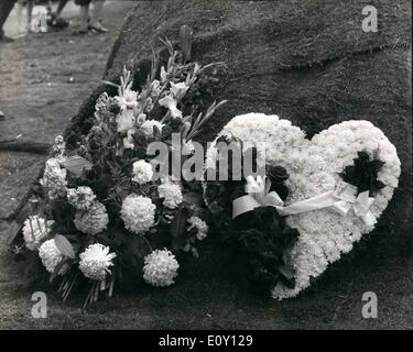 Mai 05, 1968 - Funeral of heart Donateur, Patrick Ryan. Les funérailles ont eu lieu aujourd'hui de Patrick Ryan , le premier donateur du cœur. Après un service à Sydenham, il a été enterré au cimetière d'ici. Photo montre deux couronnes de fleurs sur la tombe de gauche est la couronne envoyée par la famille de M. Frederick West le coeur du récipiendaire et à droite, la couronne de l'homme mort" femme en forme de cœur. Banque D'Images