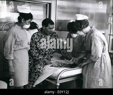 Mai 05, 1968 - Retour à la normale ; la première greffe cardiaque patient, M. Frederick West, 45, de Leigh-On-Sea, Essex, bénéficie d'une partie d'échecs avec ses infirmières dans son adapté à la National Heart Hosptial, Marylebone, Londres, aujourd'hui. M. West a été déplacé du théâtre où la chirurgie a eu lieu trois semaines et il y a trois jours, à son nouveau adapté hier. M. West a reçu le coeur de l'Irlandais né Monsieur Patrick Ryan, 26 ans, un menuisier qui est mort à la suite d'une chute d'une London emplacement de l'édifice. Banque D'Images