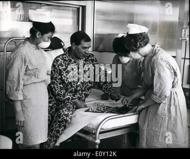 Mai 05, 1968 - Retour à la normale ; la première greffe cardiaque patient, M. Frederick West, 45, de Leigh-On-Sea, Essex, bénéficie d'une partie d'échecs avec ses infirmières dans son adapté à la National Heart Hosptial, Marylebone, Londres, aujourd'hui. M. West a été déplacé du théâtre où la chirurgie a eu lieu trois semaines et il y a trois jours, à son nouveau adapté hier. M. West a reçu le coeur de l'Irlandais né Monsieur Patrick Ryan, 26 ans, un menuisier qui est mort à la suite d'une chute d'une London emplacement de l'édifice. Banque D'Images