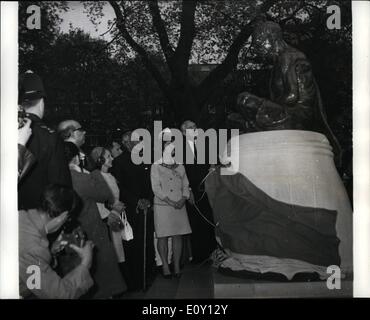 Mai 05, 1968 - La Grande-Bretagne est le premier ministre dévoile la statue de Mahatma Gandhi à Londres ; le premier ministre Harold Wilson ce soir ont dévoilé une statue commémorative de Mahatma Gandhi, à Londres, Tavistock Square, des troubles ont été créés par les membres de l'organisation, le pacifiet Peace Pledge Union, comme ils ont essayé de bloquer le chemin de M. Wilson alors qu'il marchait en avant de dévoiler la statue. Photo montre (de gauche à droite) M. Krishna Menon, le Haut Commissaire aux droits de l'Inde, Mme M. Miller, maire du Grand Londres Borough de Gandon, et le Premier Ministre M. Harold Wilson, photographié au cours de la cérémonie de dévoilement. Banque D'Images