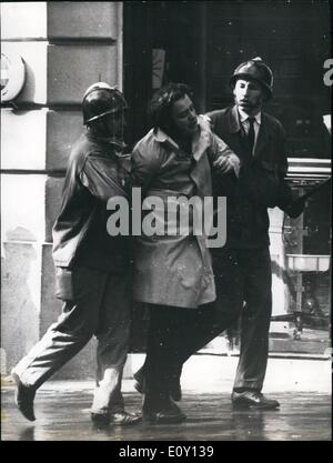 Mai 05, 1968 - émeutes étudiantes à Paris : le quartier latin dans le chaos d'hier, des milliers d'étudiants de Paris se sont affrontés avec la police anti-émeute. Photo montre. Un manifestant arrêté par la police anti-émeute. Banque D'Images
