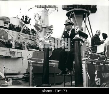 Mar. 03, 1968 - Transport pour le capitaine. Les brasseurs d'un dray équipé du pont du capitaine président utilisé à Chatham dockyard hier pour transporter le capitaine B.D.O. Macintyre du destroyer lance-missiles Kent, 5 200 tonnes, à la fin de son commandement. Les chevaux du Kent ont été utilisés pour la cérémonie en raison de l'association avec le comté. Un capitaine est habituellement pris en remorque par ses officiers. Banque D'Images