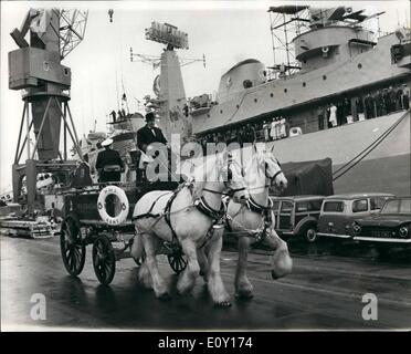 Mar. 03, 1968 - Transport pour le capitaine. Les brasseurs d'un dray équipé du pont du capitaine président utilisé à Chatham dockyard hier pour transporter le capitaine B.D.O. Macintyre du destroyer lance-missiles Kent, 5 200 tonnes, à la fin de son commandement. Les chevaux du Kent ont été utilisés pour la cérémonie en raison de l'association avec le comté. Un capitaine est habituellement pris en remorque par ses officiers. Banque D'Images