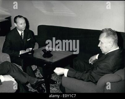 Mai 05, 1968 - Le Premier ministre soviétique, sur les soins de Spa : les visiteurs à la Villa Javorina à Karlovy Vary : Alexander Dubcek, premier secrétaire du Comité central du Parti communiste de la Tchécoslovaquie (à gauche), avec le Premier ministre soviétique Alexeï Kossyguine. Banque D'Images