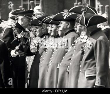 27 mai 1968 - Fondateur ?s Day Parade Royal Hospital Chelsea ? L'assemblée fondatrice ?s Day Parade célébration a eu lieu au Royal Hospital Chelsea, aujourd'hui. Le Field Marshal Sir Gerald Templer a été l'agent de révision. Photo montre : Field Marshal Sir Gerald Templer a un mot avec l'un des retraités au cours de l'inspection. Banque D'Images