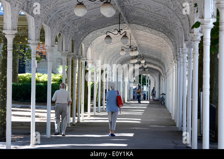 Passage couvert dans le parc à Vichy, Allier, France, Europe Banque D'Images