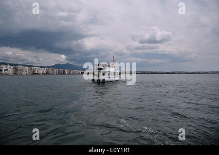 Thessalonique, Grèce. 20 mai, 2014. Le bateau Coryfo Studios & Apartments marque le début de la mer plan de transport pour Thessalonique. Un autre deux bateaux vont rejoindre le projet au début de juin afin de connecter la ville de Thessalonique à Kalamaria. © Giannis Papanikos/NurPhoto ZUMAPRESS.com/Alamy/Live News Banque D'Images