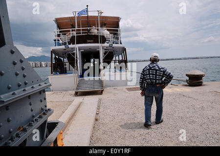 Thessalonique, Grèce. 20 mai, 2014. Le bateau Coryfo Studios & Apartments marque le début de la mer plan de transport pour Thessalonique. Un autre deux bateaux vont rejoindre le projet au début de juin afin de connecter la ville de Thessalonique à Kalamaria. © Giannis Papanikos/NurPhoto ZUMAPRESS.com/Alamy/Live News Banque D'Images