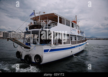 Thessalonique, Grèce. 20 mai, 2014. Le bateau Coryfo Studios & Apartments marque le début de la mer plan de transport pour Thessalonique. Un autre deux bateaux vont rejoindre le projet au début de juin afin de connecter la ville de Thessalonique à Kalamaria. © Giannis Papanikos/NurPhoto ZUMAPRESS.com/Alamy/Live News Banque D'Images