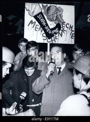 09 mai 1968 - Une marche de protestation à partir de la caserne nous à Munich pour l'université elle-même a eu lieu dans la ville. Les manifestants, de la non-opposition parlementaire, protestaient contre la guerre du Vietnam, mais aussi contre les dictatures en général. En dépit d'une masse croissante de manifestants, il n'y avait pas d'incidents. Le microphone est photographié à Ernest Mandel de Bruxelles, Belgique. Banque D'Images
