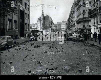 11 mai 1968 - Les élèves et les policiers se trouvaient sur chaque autres gorge toute la nuit jusqu'aux premières heures de samedi matin dans le Quartier Latin. Toutes les rues étaient barricadées et plusieurs voitures ont été incendiées. 367 personnes ont été blessées et 54 personnes sont dans un état grave à l'hôpital. Banque D'Images