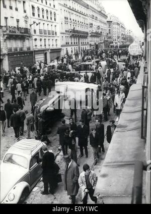 11 mai 1968 - émeute étudiante dans le Quartier Latin de Paris mène à des voitures renversées Banque D'Images