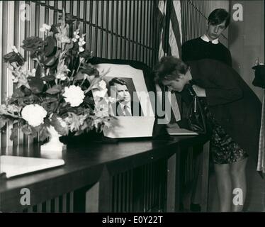 Juin 06, 1968 - Décès du sénateur Robert Kennedy Lieux à Londres : le sénateur Robert Kennedy est mort aujourd'hui à l'hôpital Samaritain Goo à Los Angeles, 25 heures après avoir été abattu par un homme armé. Photo montre un livre de condoléances pf soit signé à l'ambassade américaine à Londres aujourd'hui. Banque D'Images