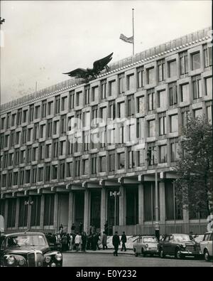 Juin 06, 1968 - Décès du sénateur Robert Kennedy Lieux à Londres : le sénateur Robert Kennedy est mort aujourd'hui à la Good Samaritan Hospital de Los Angeles, 25 heures après avoir été abattu par un homme armé. La photo montre le drapeau américain vole en berne sur l'ambassade américaine à Grosvenor Square aujourd'hui. Banque D'Images