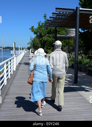 Les retraités plus âgés - couple - en promenade en bord de mer, à l'été Banque D'Images