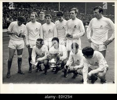 18 mai 1968 - West Bromwich Gagner English Football Cup : E L'équipe de West Bromwich Albion est vu poser heureusement avec l'English Football Association Cup au stade de Wembley, Londres, aujourd'hui 18 mai, après avoir battu Everton en finale 1-0. Ils sont à l'arrière, de gauche à droite : Doug Fraser, Dennis Clarke, John Osborne, Tony Brown, Graham Lovett, Jeff Astle,. et John Talnut. Première rangée, de gauche à droite : Ian Collorad, Graham Williams, Holding Cup, Clive Clark, et Bobby l'espoir. Banque D'Images