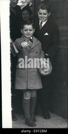 Juin 06, 1968 - Le sénateur Robert Kennedy est mort le sénateur Robert Kennedy est mort aujourd'hui à l'hôpital Bon Samaritain, Los Angeles, 25 heures après avoir été abattu par un homme armé. La photo montre la photo prise à Londres en 1938, indique Edward coupe le ruban lors de l'ouverture du coin des animaux du Zoo de Londres vu par Il Frère Robert Kennedy. Banque D'Images