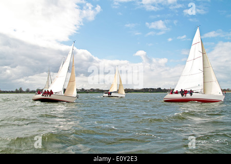 La voile sur l'IJsselmeer aux Pays-Bas Banque D'Images