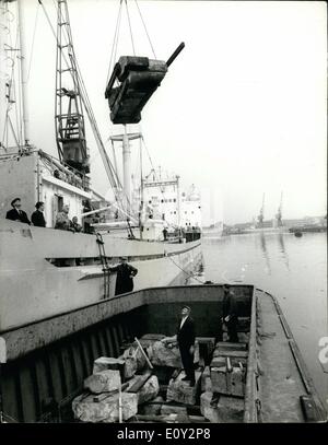 Juin 06, 1968 - Le Pont de Londres s'en va. Sections numérotées de London Bridge d'être balancé dans la soute du cargo norvégien, Fossum, 3 879 tonnes, à Surrey Docks commerciaux. Le navire est en raison de la voile pour Los Angeles le vendredi avec la première expédition de 850 tonnes de la pierre du pont, pour être reconstruit à Lake Havasu City, Arizona. Les 10 000 tonnes, 136-year-old bridge, a été acheté pour environ 1 millions de &pound;et seront importés en franchise de douane parce que les États-Unis jugent ''un grand' Banque D'Images