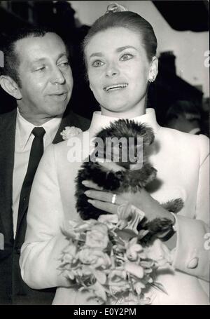 Juin 08, 1968 - Aujourd'hui la mariage à Caxton hall ; Blonde actrice debutante Natalie Trundy était marié ce matin à Caxton Hall pour Arthur Jacobs, qui est un producteur de film et est en ce moment à Londres de travail produisant des ''au revoir monsieur .Plaquettes'' pour la RGM qui stars Peter O'Toole et Petula Clark. Il a été la fin de l'attaché de presse de Marilyn Monroe jusqu'à la mort, après quoi il s'est alors tourné vers la production de films tels que ''Ce qu'une manière d'aller'', le Docteur Dolittle, et ''plante des singes'' Banque D'Images