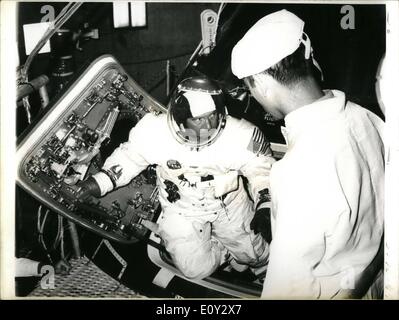 Septembre 09, 1968 - Apollo 7 Lancement du projet : l'astronaute Walter M. Schirra est affichée au cours de la formation évacuation Apollo Spacecraft dans une chambre d'altitude au centre spatial Kennedy, en Floride. Banque D'Images