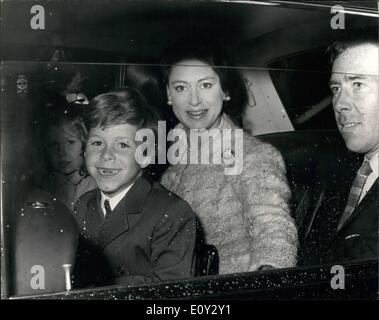 Septembre 09, 1968 - La princesse Margaret retour de Balmoral. : La princesse Margaret et lord Snowdon avec leurs enfants, le vicomte Linley et Lady Sarah Armstrong Jones, arrivant à la gare de King's Cross aujourd'hui après leur maison de vacances à Balmoral. Banque D'Images