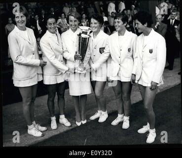 Juin 16, 1968 - Juin 16th, 1968 gagner la Grande-Bretagne Wightman Cup pour la première fois depuis 1960. Truman soeurs sauver la journée. Hier soir, presque dans une semi-obscurité, Mme Christine Janes et sa sœur Nell Truman, battre la paire américaine Kathy Harter et Stephanie de la Fina, 6-3, 2-6, 6-3 lors du dernier match de la décider pour gagner le match de double coupe pour la Grande-Bretagne 4-3 Wightman à Wimbledon. Photo montre : Mme Angela Barrett, le capitaine tient la Wightman Cup alors qu'elle fait face à l'appareil photo avec l'équipe britannique victorieuse à Wimbledon hier soir. (L à R) : Mme Banque D'Images