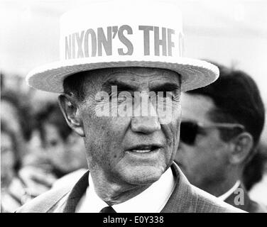 Jun 21, 1968 ; Miami, FL, USA ; JAMES Strom Thurmond est né le 5 décembre 1902 à Edgefield, Caroline du Sud. En 1933 Thurmond a été élu à la Caroline du Sud et du Sénat représentés Edgefield. Lorsque les États-Unis ont saisi la seconde guerre mondiale, il était avec la section des affaires civiles du premier quartier général de l'armée et a participé à l'invasion de Normandie en affectation avec la 82e Division aéroportée. En 1946 Thurmond a abouti pour gouverneur de Caroline du Sud. La photo lui montre pendant la Convention GOP à Miami. Banque D'Images