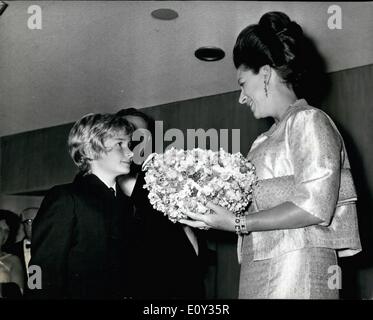 Septembre 09, 1968 - La princesse Margaret assiste à premier ministre de ''Oliver''. Son Altesse Royale la princesse Margaret la nuit dernière a assisté à la première mondiale du film ''Oliver'' au théâtre de l'Odéon, Leicester Square. phto montre la princesse Margaret reçoit un bol couverte de fleurs à partir de 10 ans, Mark Lester, qui joue le rôle d'Oliver dans le film. Banque D'Images