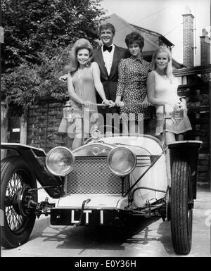 L'acteur Roger Moore en voiture avec 'Crossplot' co-stars Banque D'Images