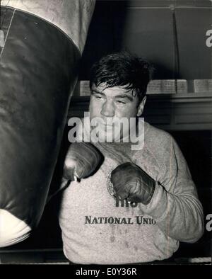 Septembre 11, 1968 - Karl La société s'apprête à lutter contre Cooper : champion poids lourd européen de l'Allemagne La société Karl a commencé à s'entraîner aujourd'hui à l'Office britannique de boxe de fitness à Haverstock Hill pour son titre à venir lutte contre Henry Cooper qui a lieu mercredi prochain à Wembley. Photo montre Karl La société obtient vers le bas pour certains travaux de sac à la salle de sport cet après-midi. Banque D'Images