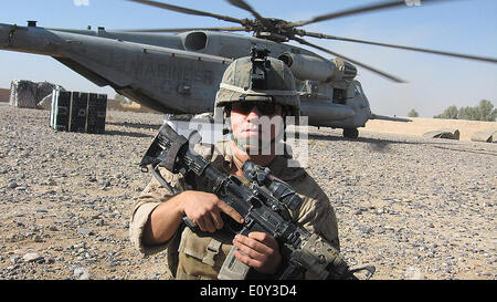 Les Marines américains Le Cpl William 'Kyle' Carpenter un carabinier automatique avec la société F, 2d, 9e Bataillon du Régiment de marine, l'Équipe de Combat 1, 1 Division de marines , JE Marine Expeditionary Force le 23 avril 2013 dans la province d'Helmand, en Afghanistan. Carpenter sera décerné la Médaille de bravoure pour l'honneur par le président Barack Obama dans une cérémonie à la Maison Blanche le 19 juin 2014. Banque D'Images