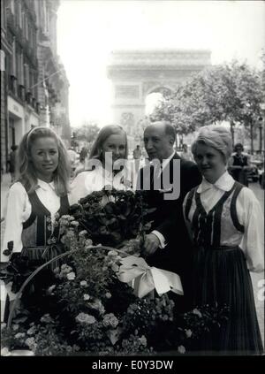 Juillet 02, 1968 - Pour célébrer le 2 juillet, jour de Rose en Suède, des représentants d'Orléans (France) et Visey (Suède) rejoint le ''Rose Queen'' à Paris. Au cours de la cérémonie, un échange symbolique de roses a eu lieu entre les deux villes sur les Champs Elysées. De gauche à droite : une hôtesse suédois, Margareth Nystedt ''Rose Queen'', et M. Georges Château, adjoint au maire d'Orléans. Banque D'Images