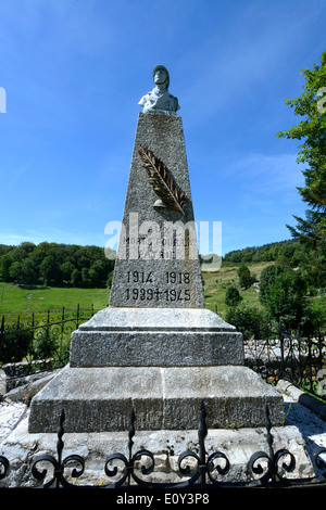 Monument commémoratif de guerre français pour les WW1 WW2 amd à Grezes, Haute-Lore, Auvergne, France Banque D'Images