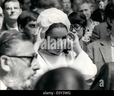 Juillet 07, 1968 - Elizabeth Taylor assiste à la Sals à Sotheby's - Elizabeth Taylor aujourd'hui allait le long de la vente de peintures Impressiont à Sotheby's - Au cours de laquelle son mari, Richard Burton a été le tournage d'une scène de son film ''Lastes rire dans le noir'' Photo Keystone montre :- Elizabeth Taylor photographié à la vente d'aujourd'hui à Sotheby;'SKeystone Press Agency Inc Banque D'Images