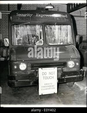 10 octobre 1968 - Gang Saisir Van avec &pound;120 000 Banque en argent comptant. Un gang de quatre hommes ont saisi un sécurité Express armoured van et sa Banque D'Images