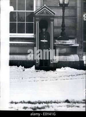 10 octobre 1968 - Londres par la neige Photo montre : scène d'hiver à Londres hier montrant un garde dans sa guérite à l'avant du palais de Buckingham. Banque D'Images