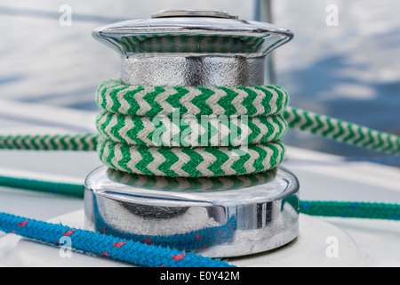 Sail yacht - close up sur le treuil et corde verte Banque D'Images