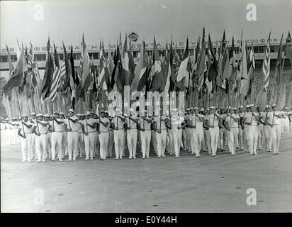 Juillet 07, 1968 - IX Festival Mondial de la jeunesse et des étudiants à Sofia : Les drapeaux des pays participants à la IX Festival mondial au cours de la cérémonie d'ouverture du festival à ''Vassil Levski stadium''. Banque D'Images